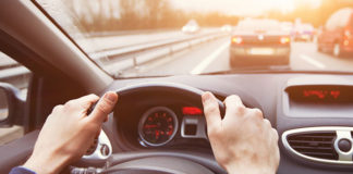 Co oznacza kontrolka silnika (check engine)?
