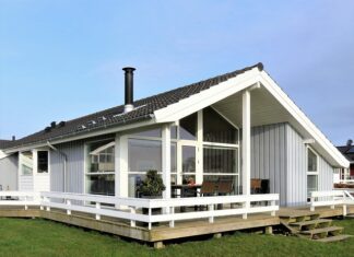 Jak pomalować ścianę pokryta lakierem?