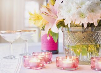 Czego nie powinno się robić przy stole?