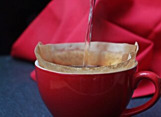 Kiedy filtrować wodę w basenie?