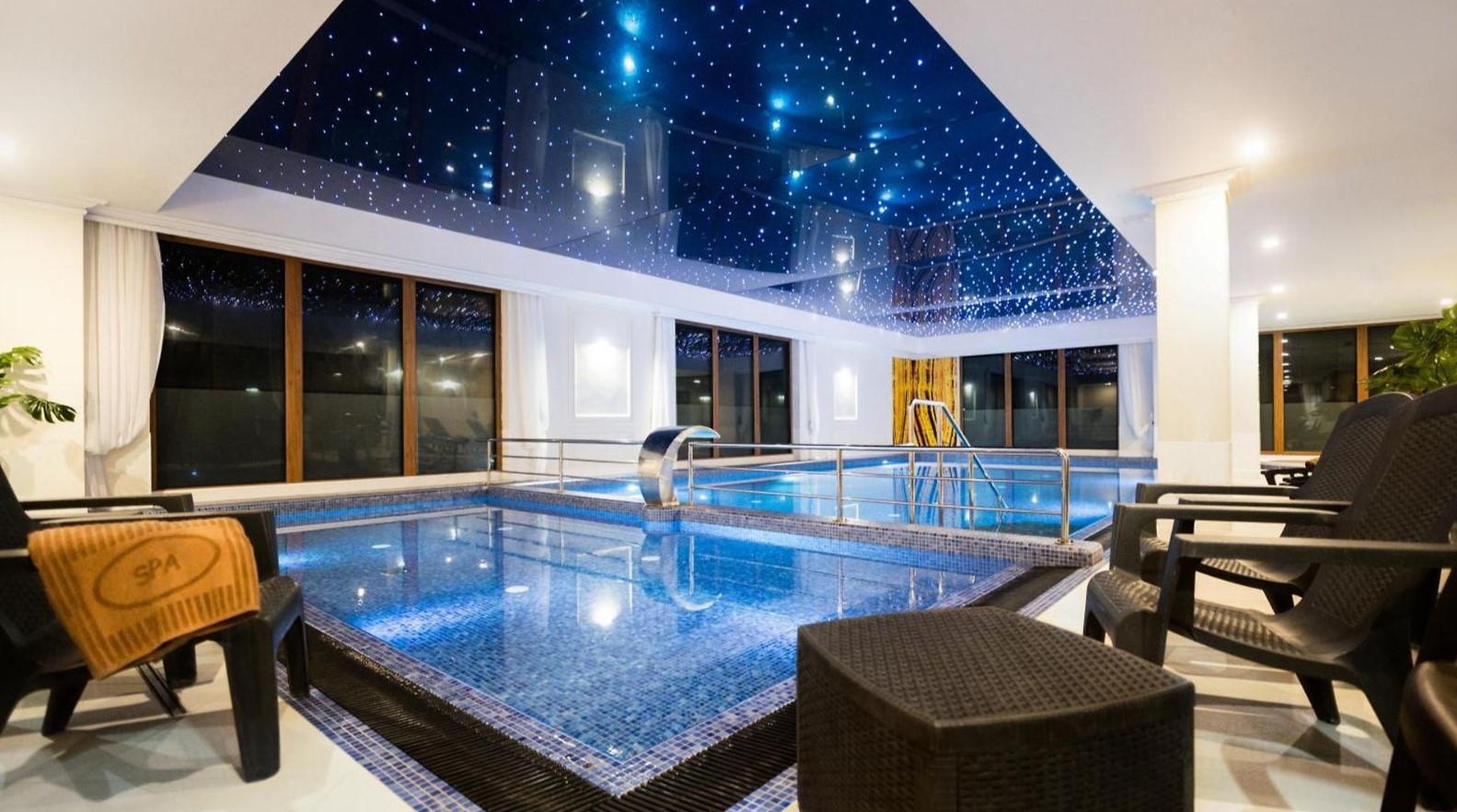 domek nad morzem z basenem